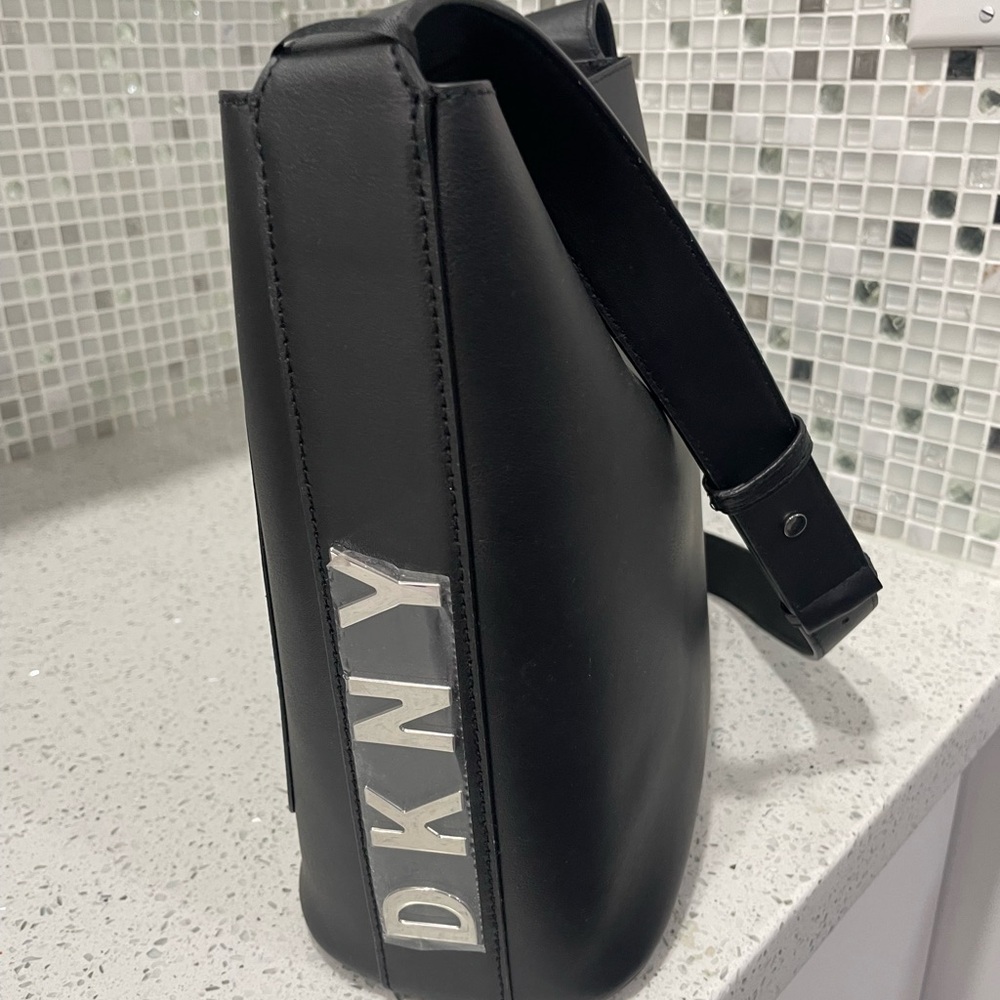 DKNY Black bucket Bag Sleek Minimalist Design !!! BRAND NEW !! Stunning